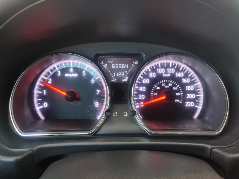 Nissan Versa 4 pts. Advance, TM5, a/ac., VE, f. niebla, RA-15 (cambio de línea) 2015