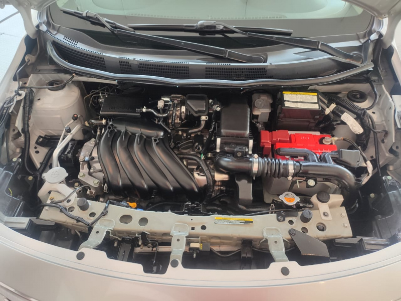 Nissan Versa 4 pts. Advance, TM5, a/ac., VE, f. niebla, RA-15 (cambio de línea) 2015