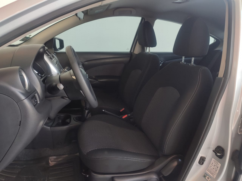 Nissan Versa 4 pts. Advance, TM5, a/ac., VE, f. niebla, RA-15 (cambio de línea) 2015