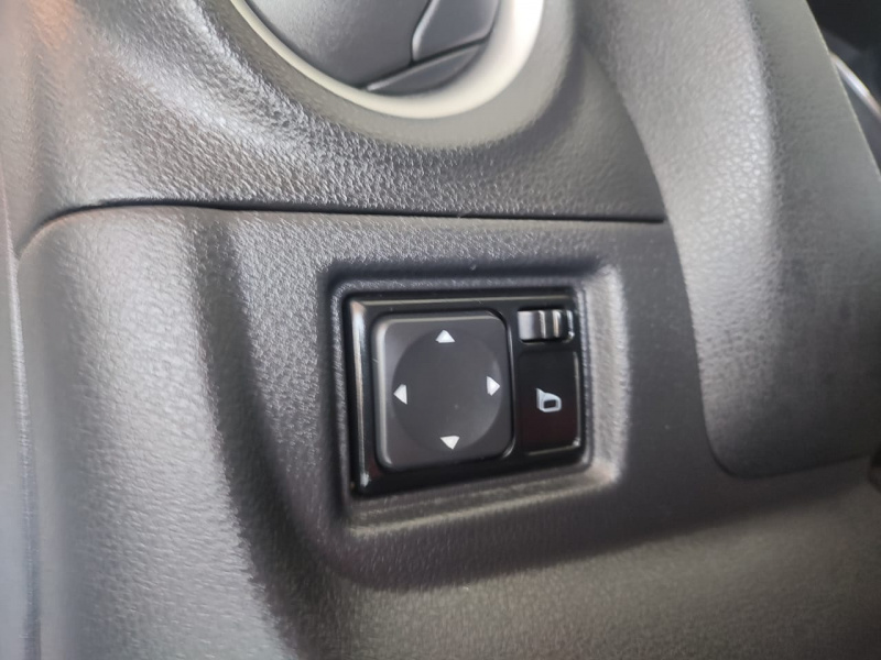 Nissan Versa 4 pts. Advance, TM5, a/ac., VE, f. niebla, RA-15 (cambio de línea) 2015