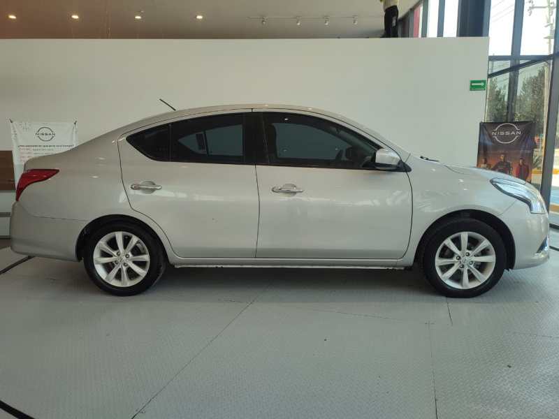 Nissan Versa 4 pts. Advance, TM5, a/ac., VE, f. niebla, RA-15 (cambio de línea) 2015