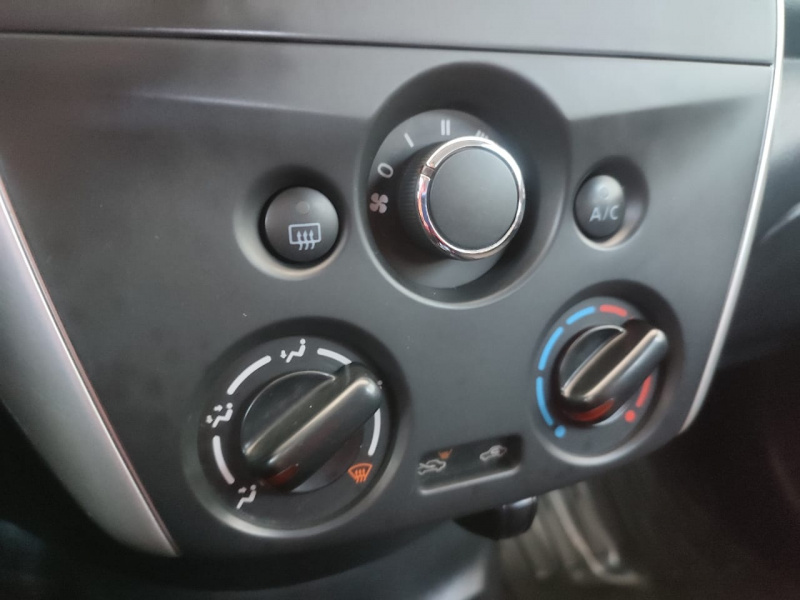 Nissan Versa 4 pts. Advance, TM5, a/ac., VE, f. niebla, RA-15 (cambio de línea) 2015