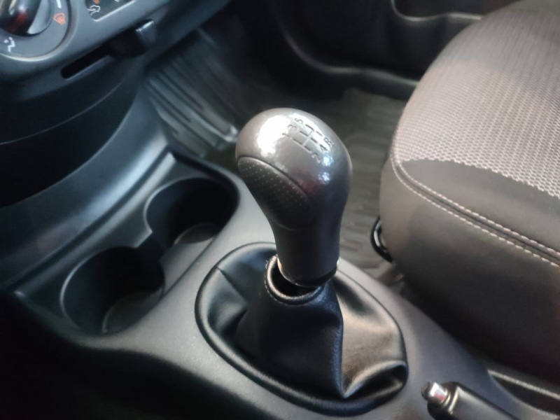 Nissan Versa 4 pts. Advance, TM5, a/ac., VE, f. niebla, RA-15 (cambio de línea) 2015