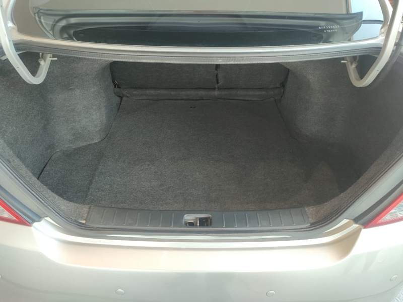 Nissan Versa 4 pts. Advance, TM5, a/ac., VE, f. niebla, RA-15 (cambio de línea) 2015
