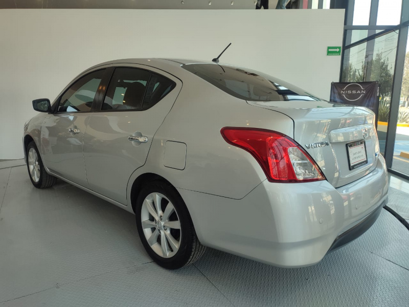 Nissan Versa 4 pts. Advance, TM5, a/ac., VE, f. niebla, RA-15 (cambio de línea) 2015