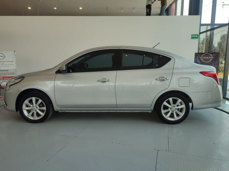Nissan Versa 4 pts. Advance, TM5, a/ac., VE, f. niebla, RA-15 (cambio de línea) 2015
