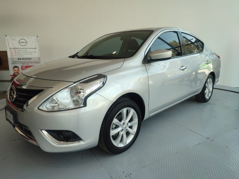 Nissan Versa 4 pts. Advance, TM5, a/ac., VE, f. niebla, RA-15 (cambio de línea) 2015