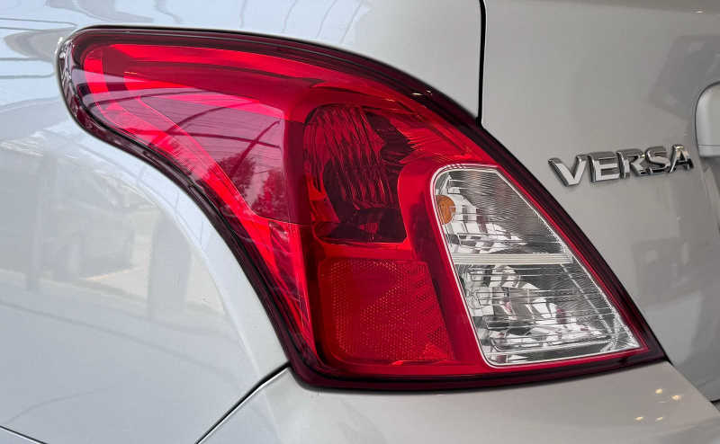 Nissan Versa 4 pts. Drive, TM5, a/ac., ABS 2018