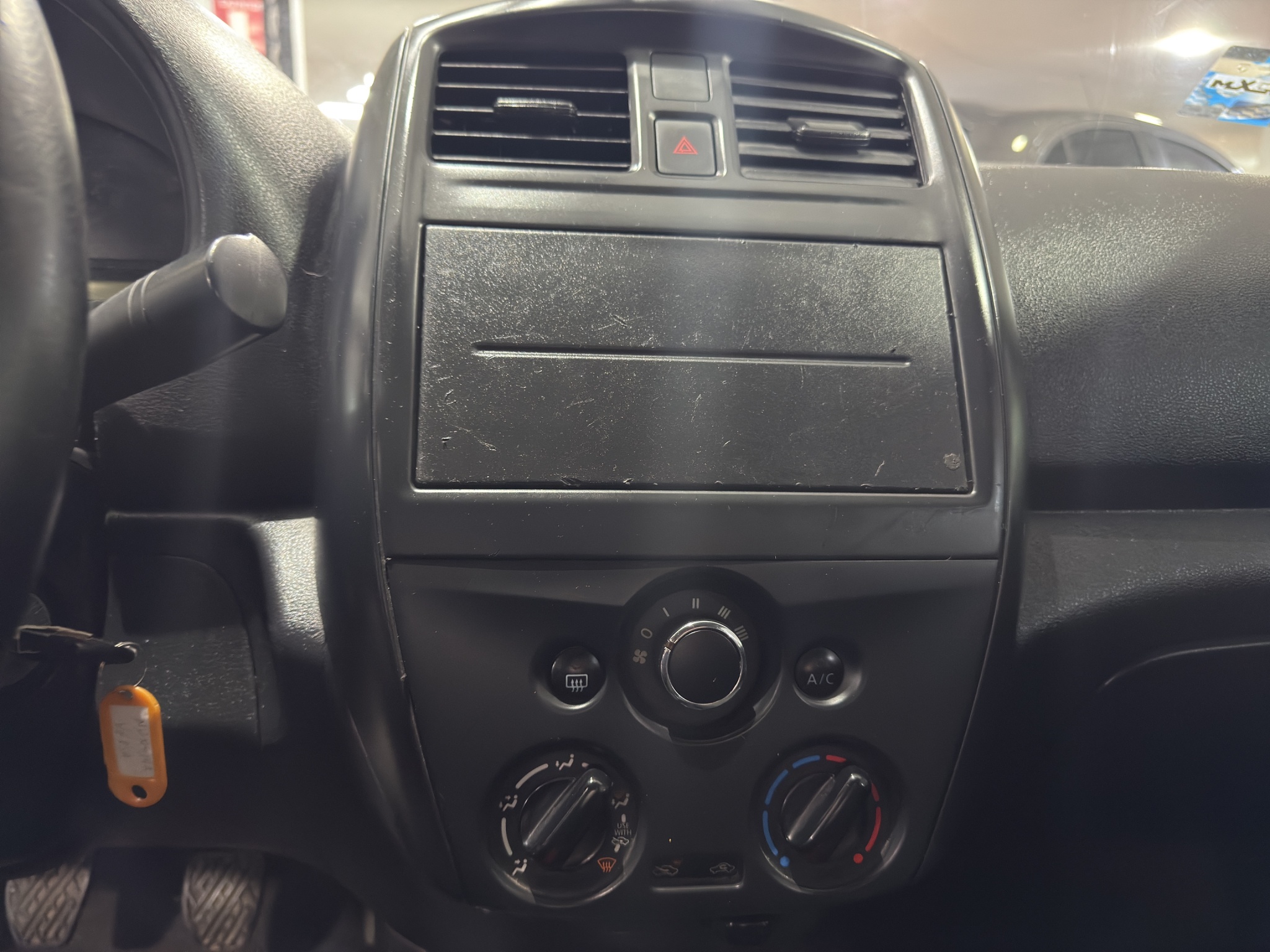 Nissan Versa Lateral derecho 19