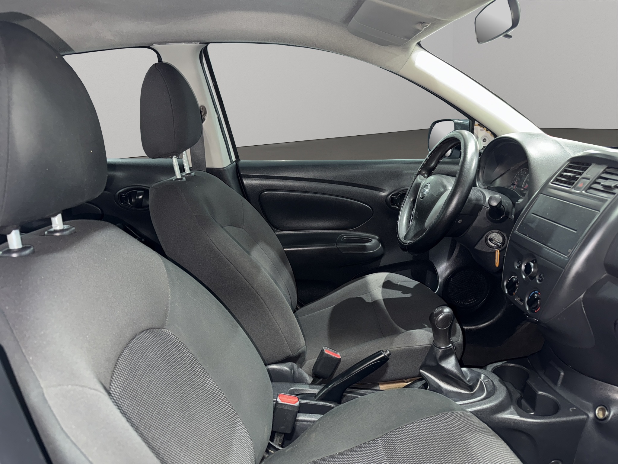 Nissan Versa Lateral derecho 24