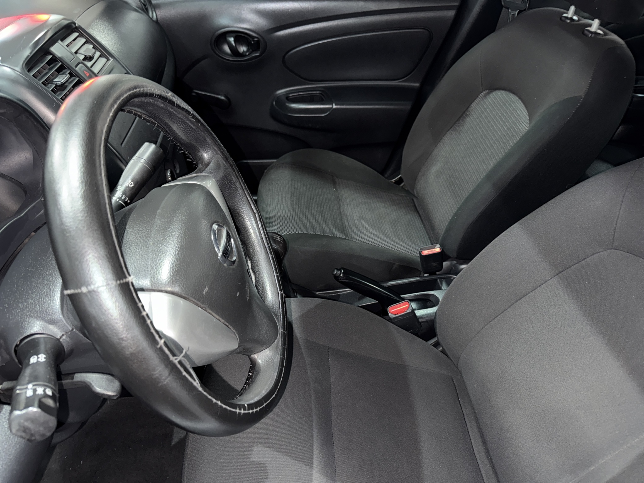 Nissan Versa Lateral izquierdo 22