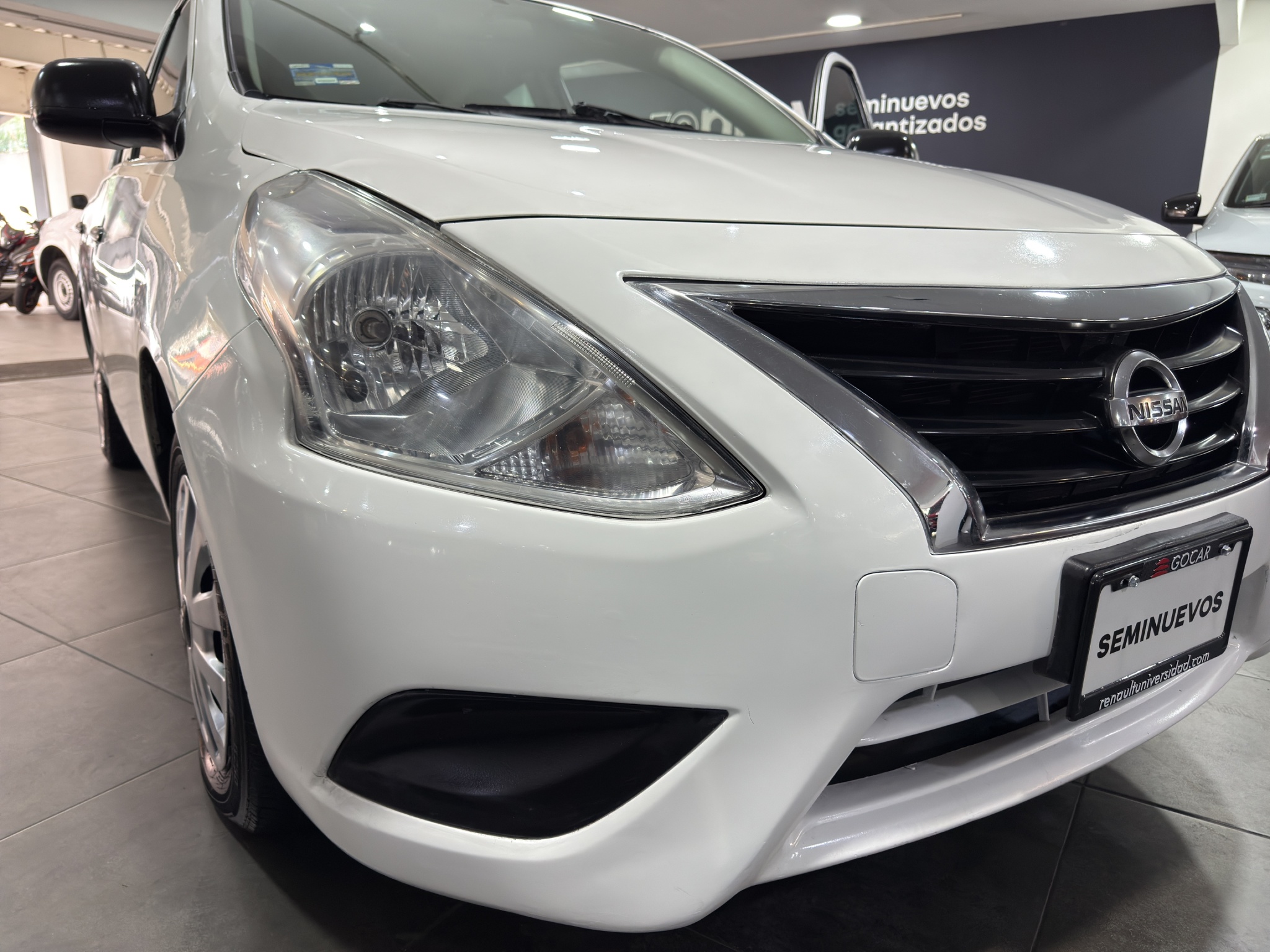 Nissan Versa Atrás 13