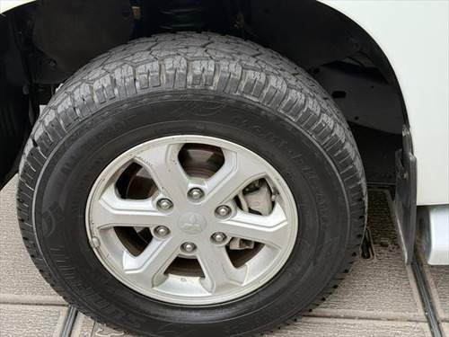 MITSUBISHI L200 Atrás 9