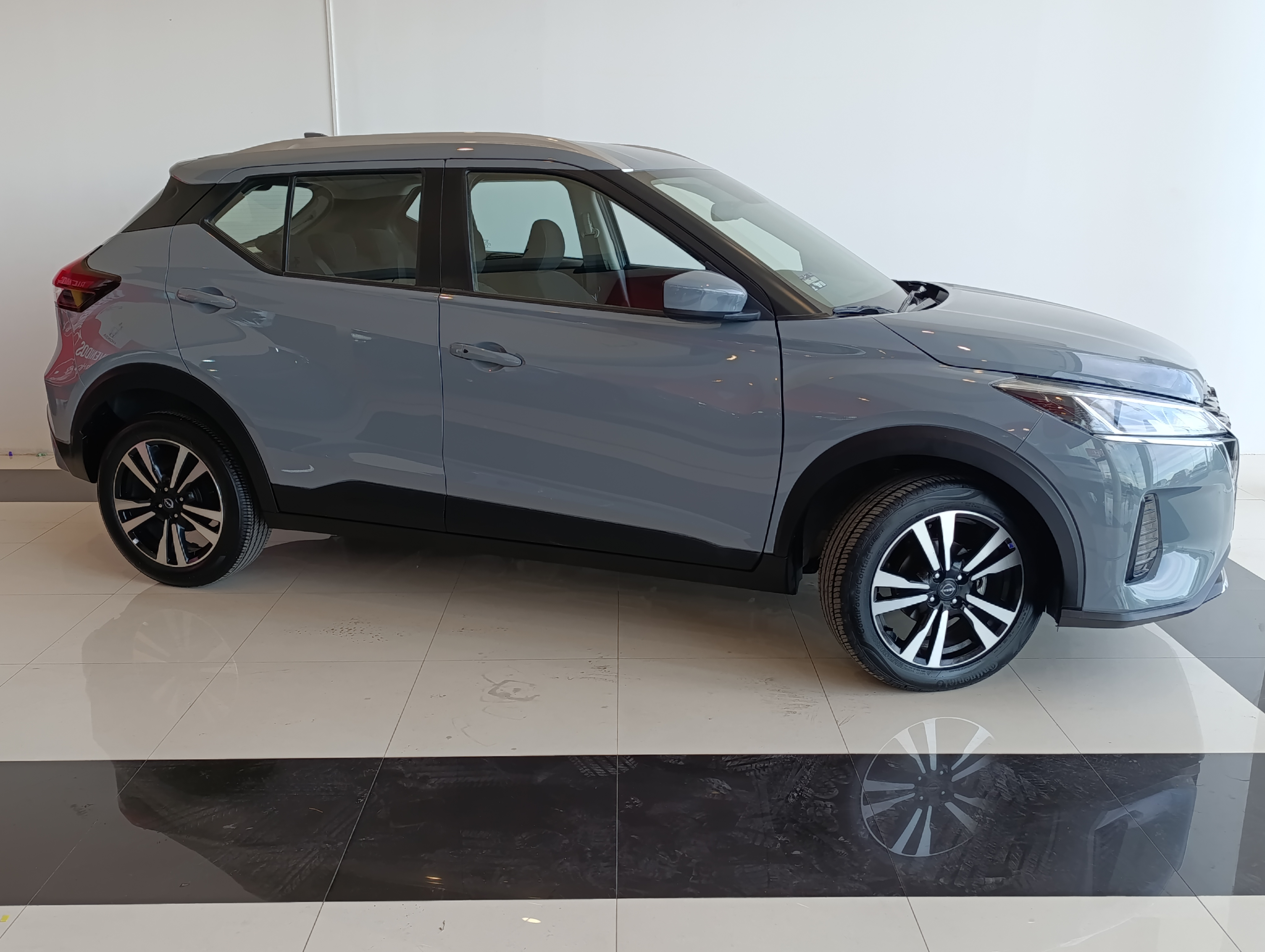 Nissan KICKS PLAY Llantas 4