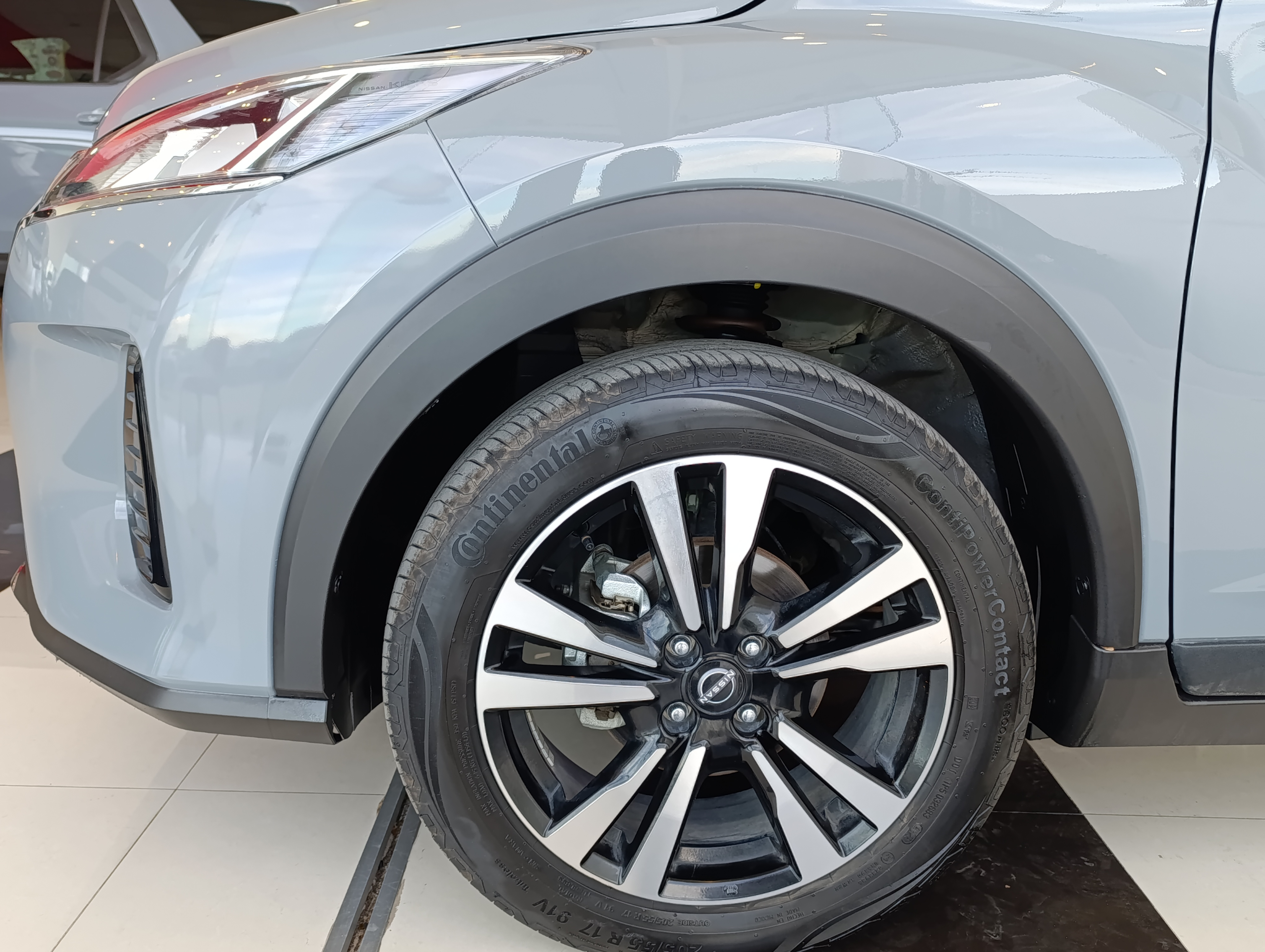 Nissan KICKS PLAY Atrás 26