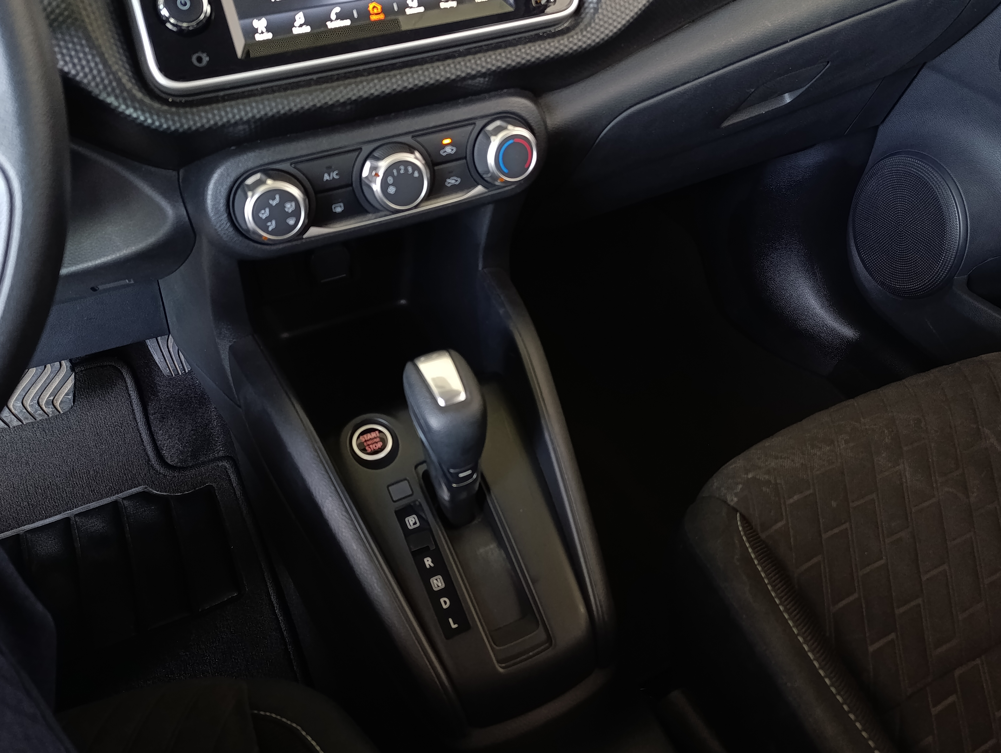 Nissan KICKS PLAY Atrás 16