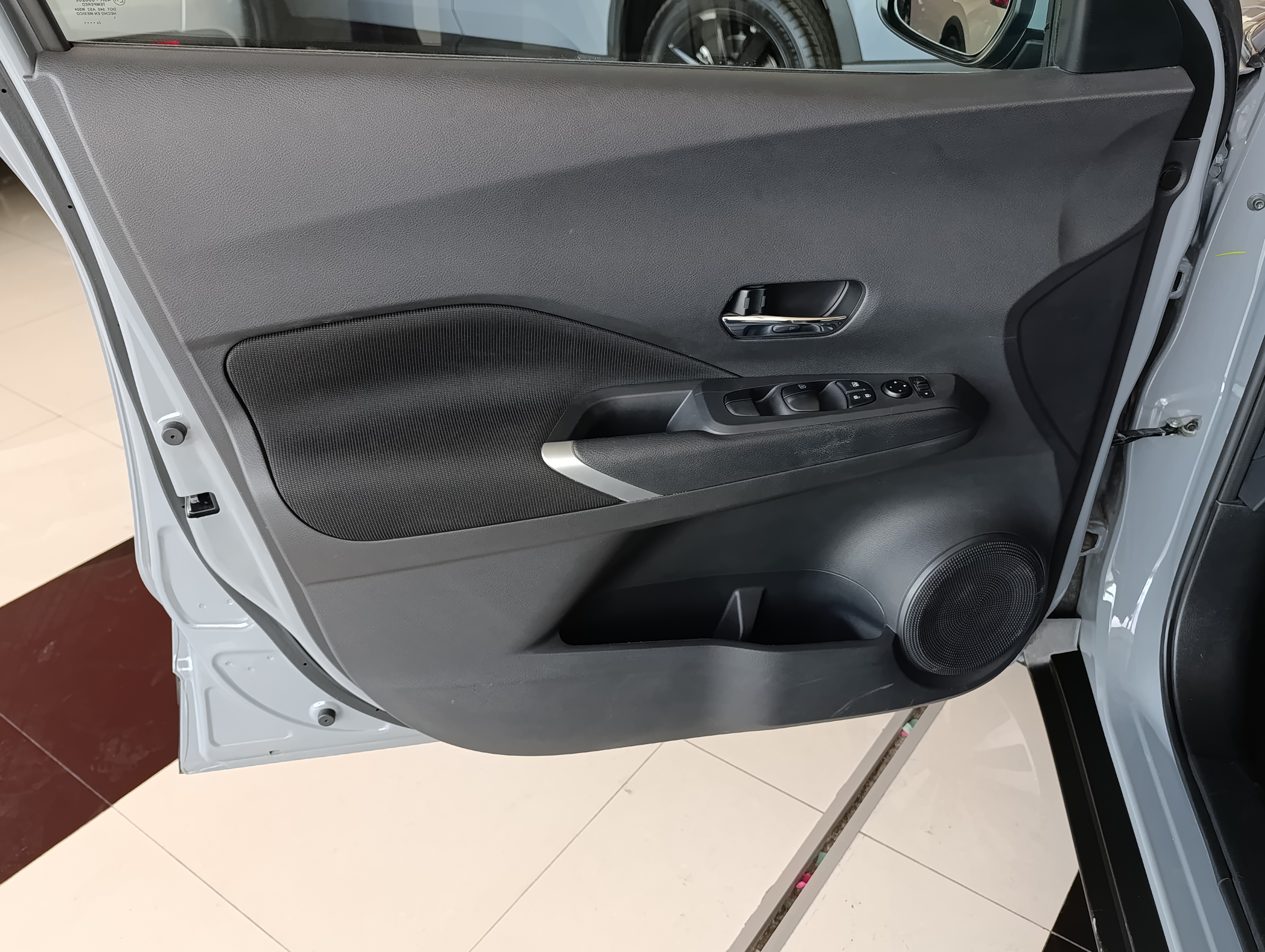 Nissan KICKS PLAY Atrás 6