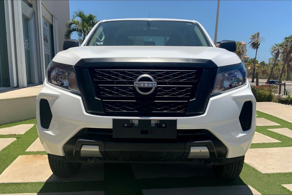 Nissan NP 300 FRONTIER Lateral izquierdo 2