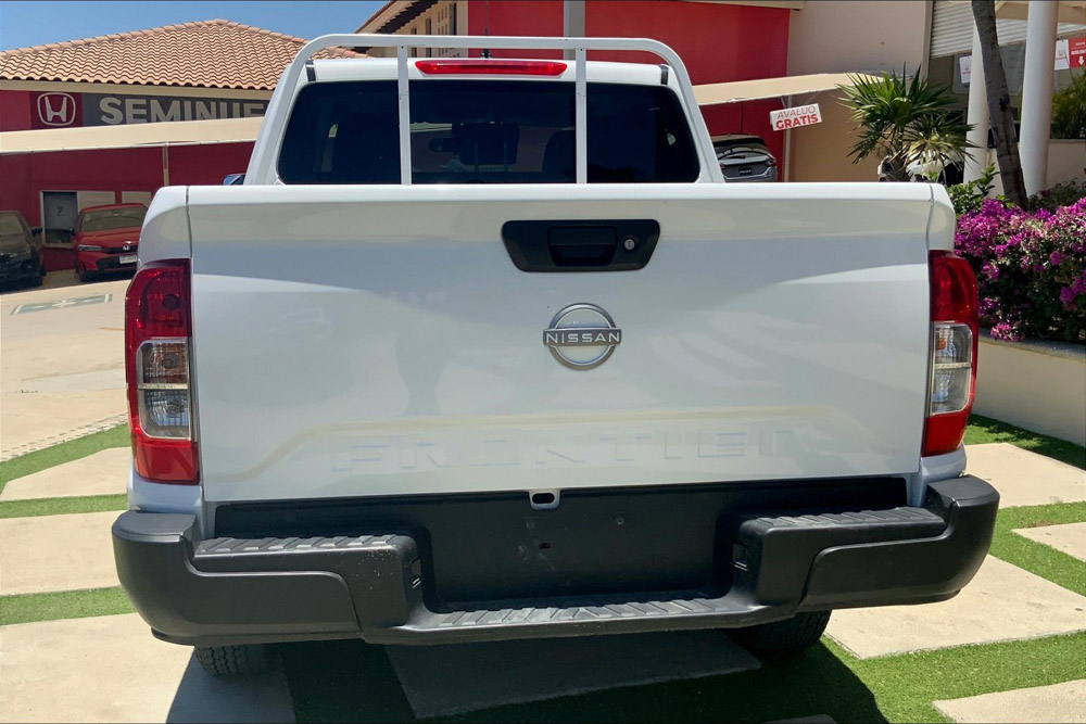Nissan NP 300 FRONTIER Frente 11