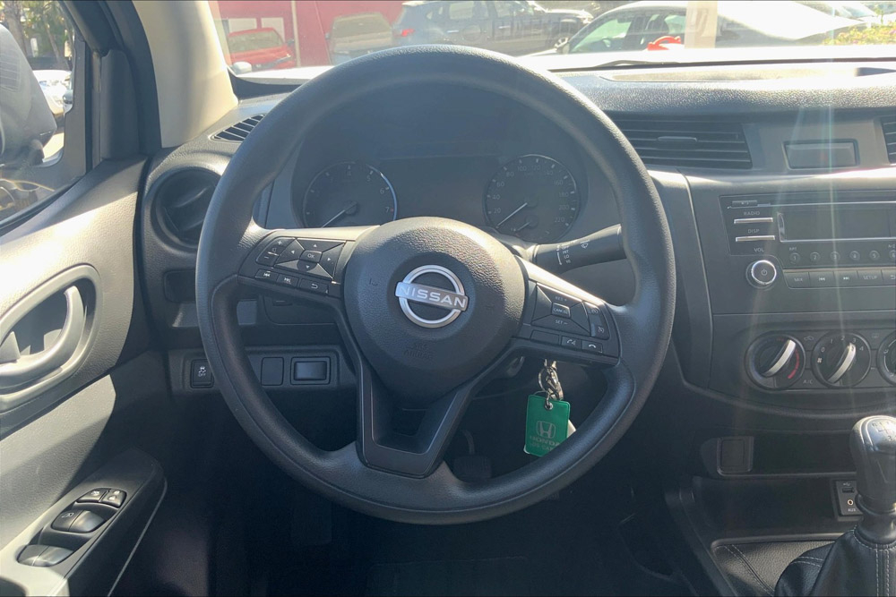 Nissan NP 300 FRONTIER Lateral derecho 16