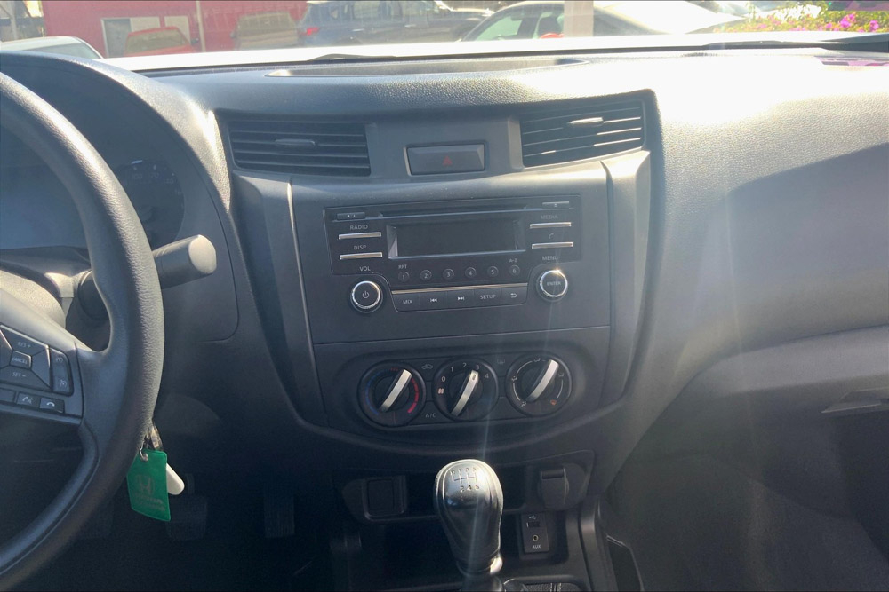 Nissan NP 300 FRONTIER Lateral derecho 20