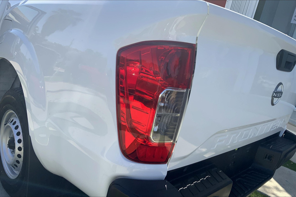 Nissan NP 300 FRONTIER Lateral izquierdo 8
