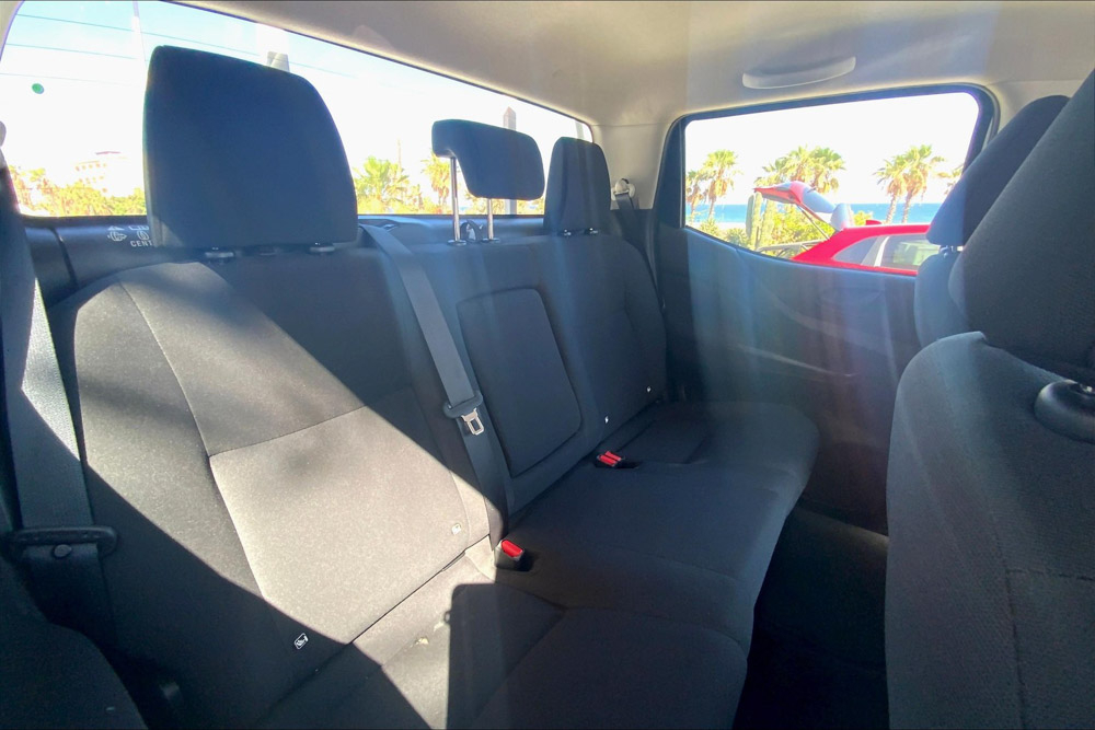 Nissan NP 300 FRONTIER Atrás 25