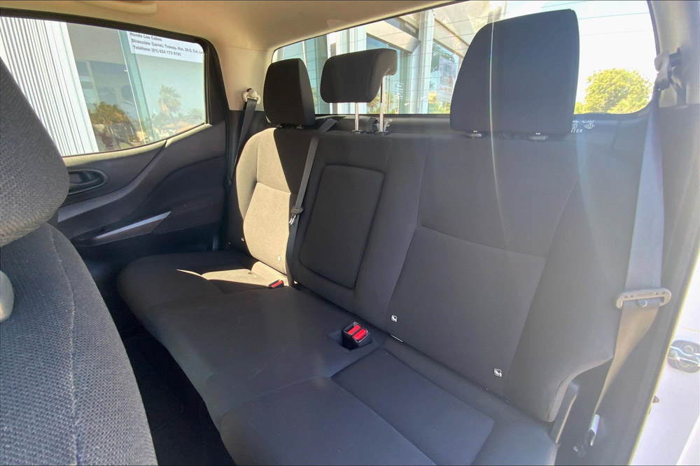 Nissan NP 300 FRONTIER Interior 26