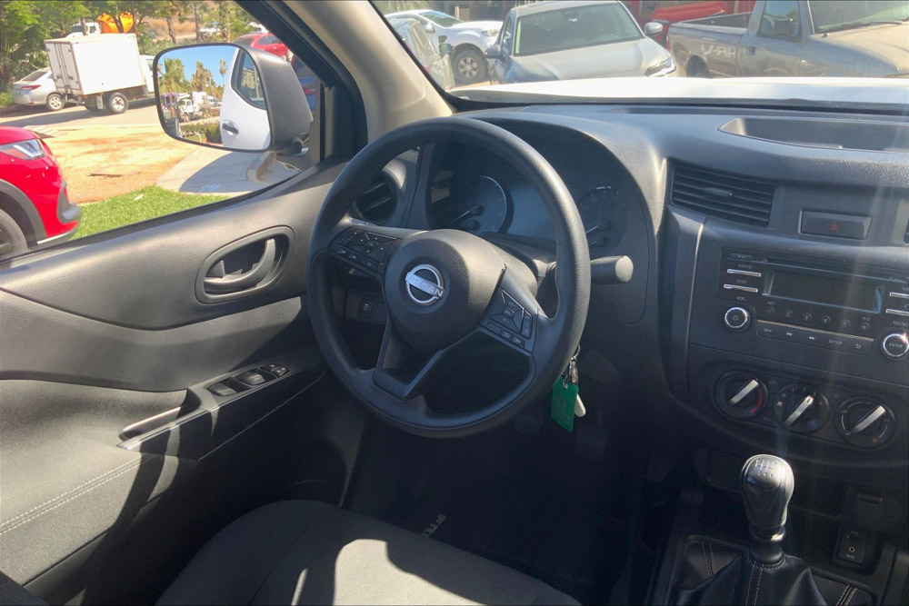 Nissan NP 300 FRONTIER Interior 19