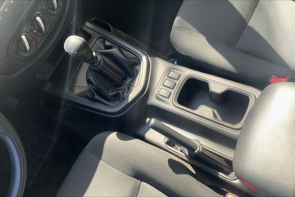 Nissan NP 300 FRONTIER Interior 21