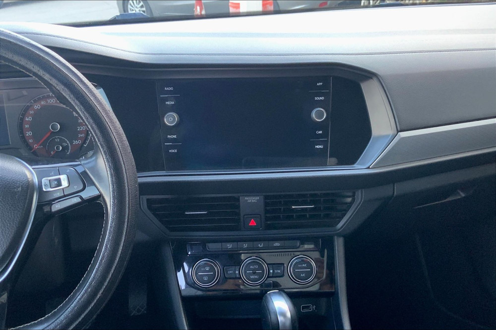 Volkswagen JETTA Lateral derecho 19