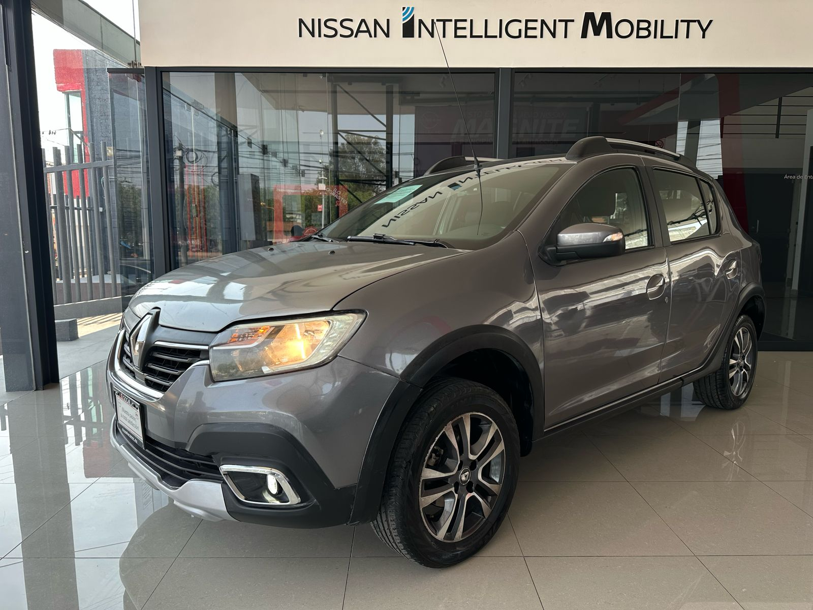 Renault Sandero y Stepway 5 pts. HB Stepway Intens, 1.6l, TM5, a/ac. Aut., VE, GPS, RA-16 2023