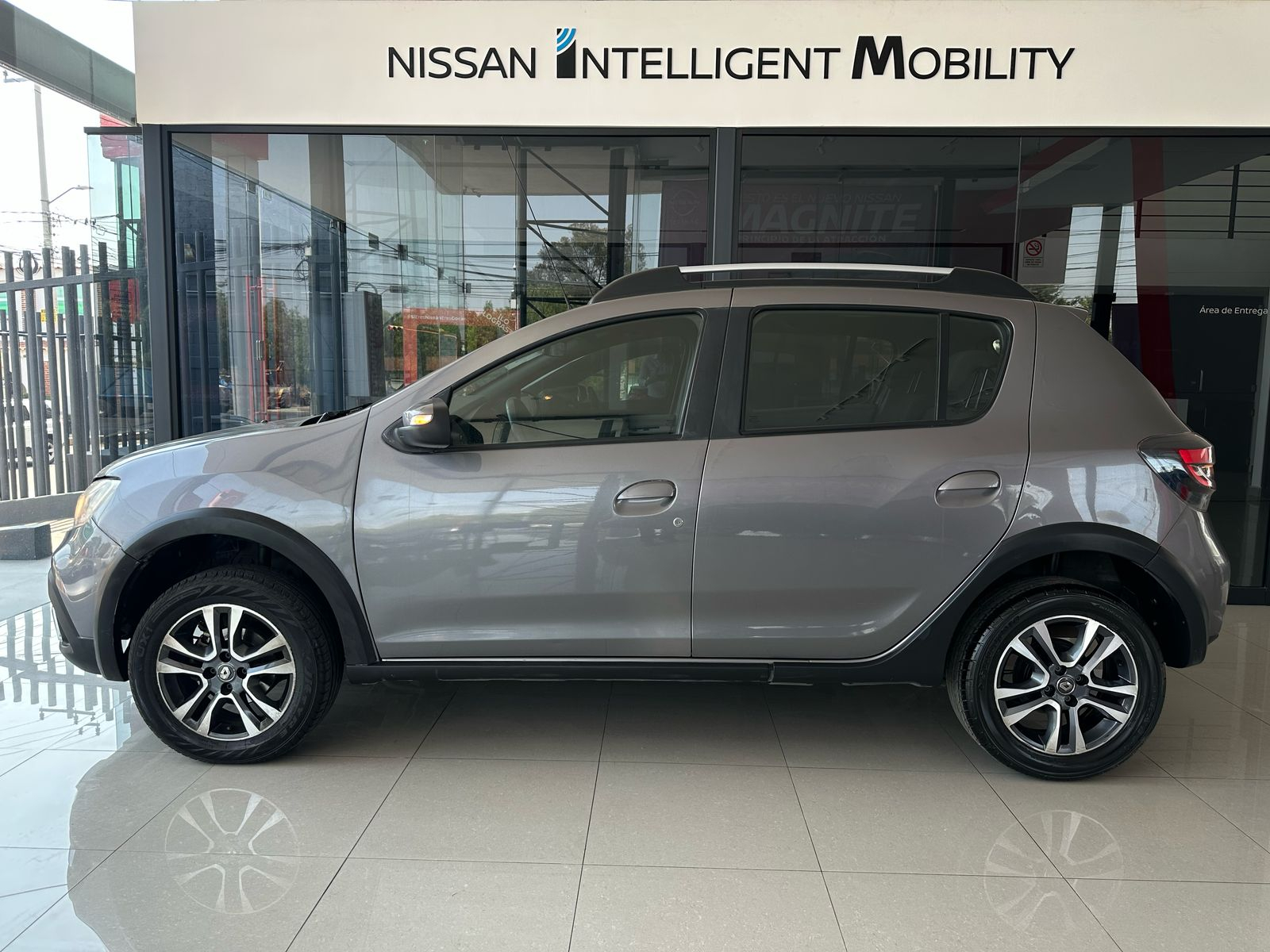 Renault Sandero y Stepway 5 pts. HB Stepway Intens, 1.6l, TM5, a/ac. Aut., VE, GPS, RA-16 2023