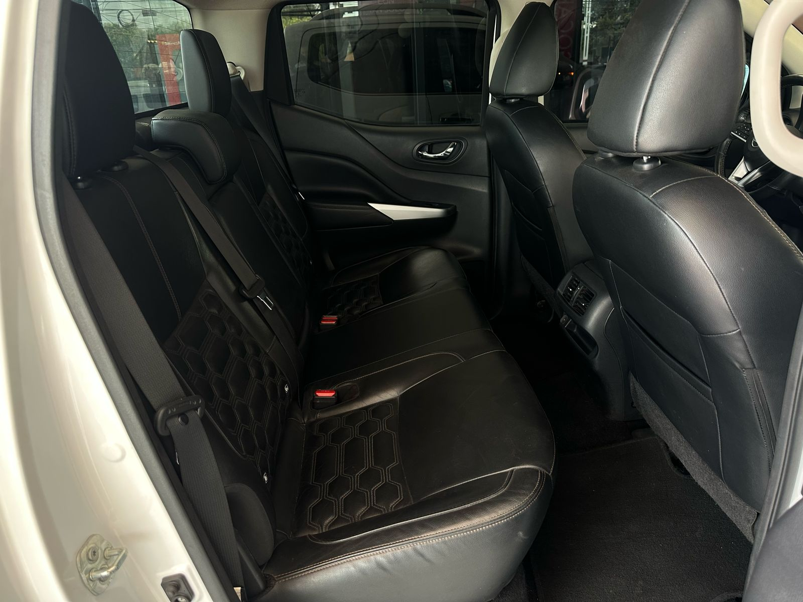 Nissan Comerciales Frontier y NP 300 Frontier Pick-Up 4 pts. Frontier LE, Doble Cab., L4, 2.5l, TM6, a/ac., VE, estribos, RA-17 (cambio de línea) 2021