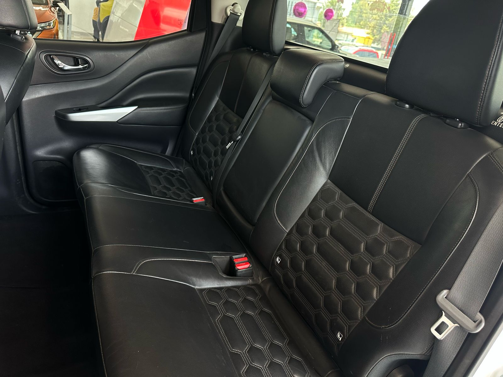 Nissan Comerciales Frontier y NP 300 Frontier Pick-Up 4 pts. Frontier LE, Doble Cab., L4, 2.5l, TM6, a/ac., VE, estribos, RA-17 (cambio de línea) 2021