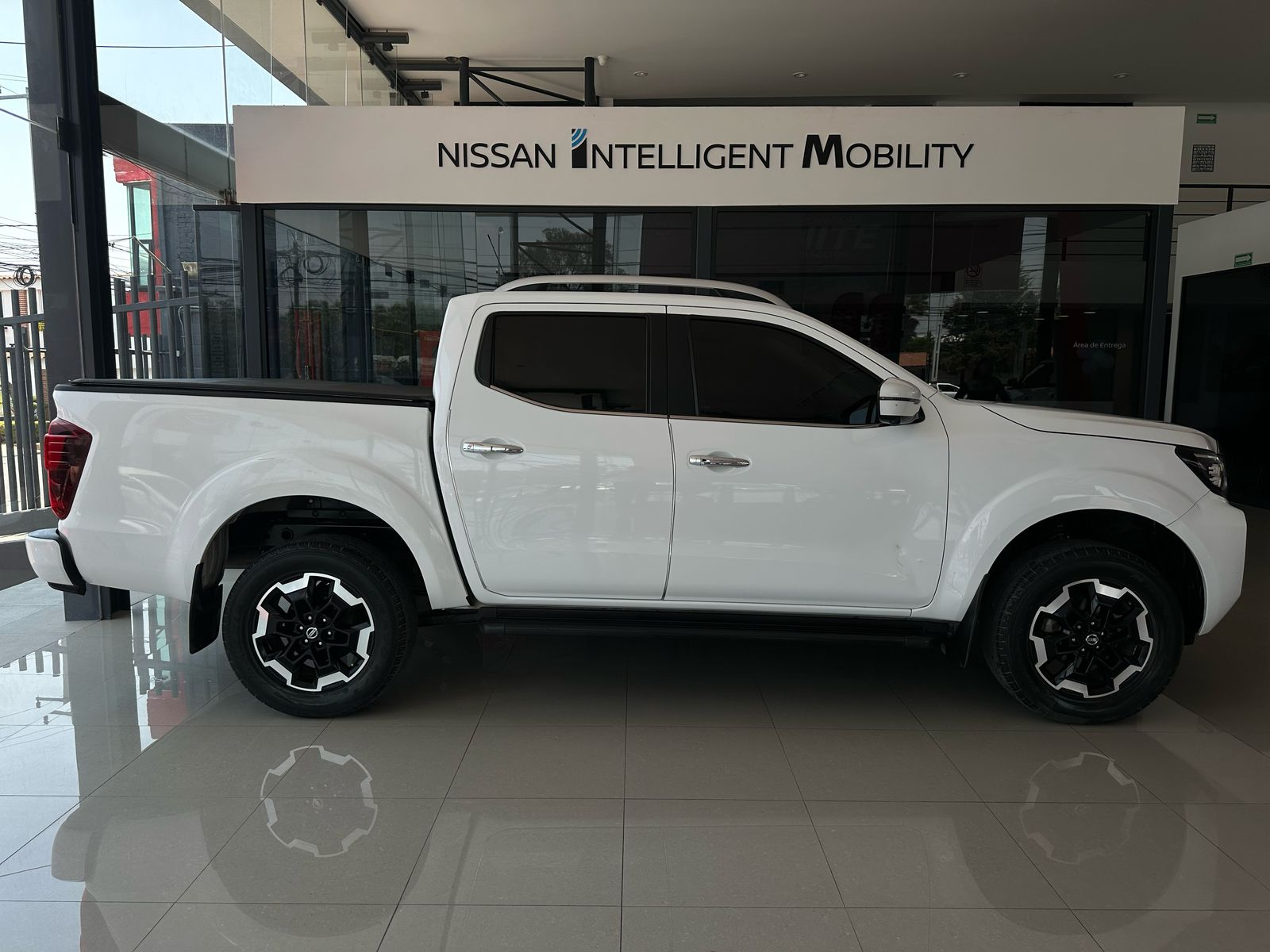 Nissan Comerciales Frontier y NP 300 Frontier Pick-Up 4 pts. Frontier LE, Doble Cab., L4, 2.5l, TM6, a/ac., VE, estribos, RA-17 (cambio de línea) 2021