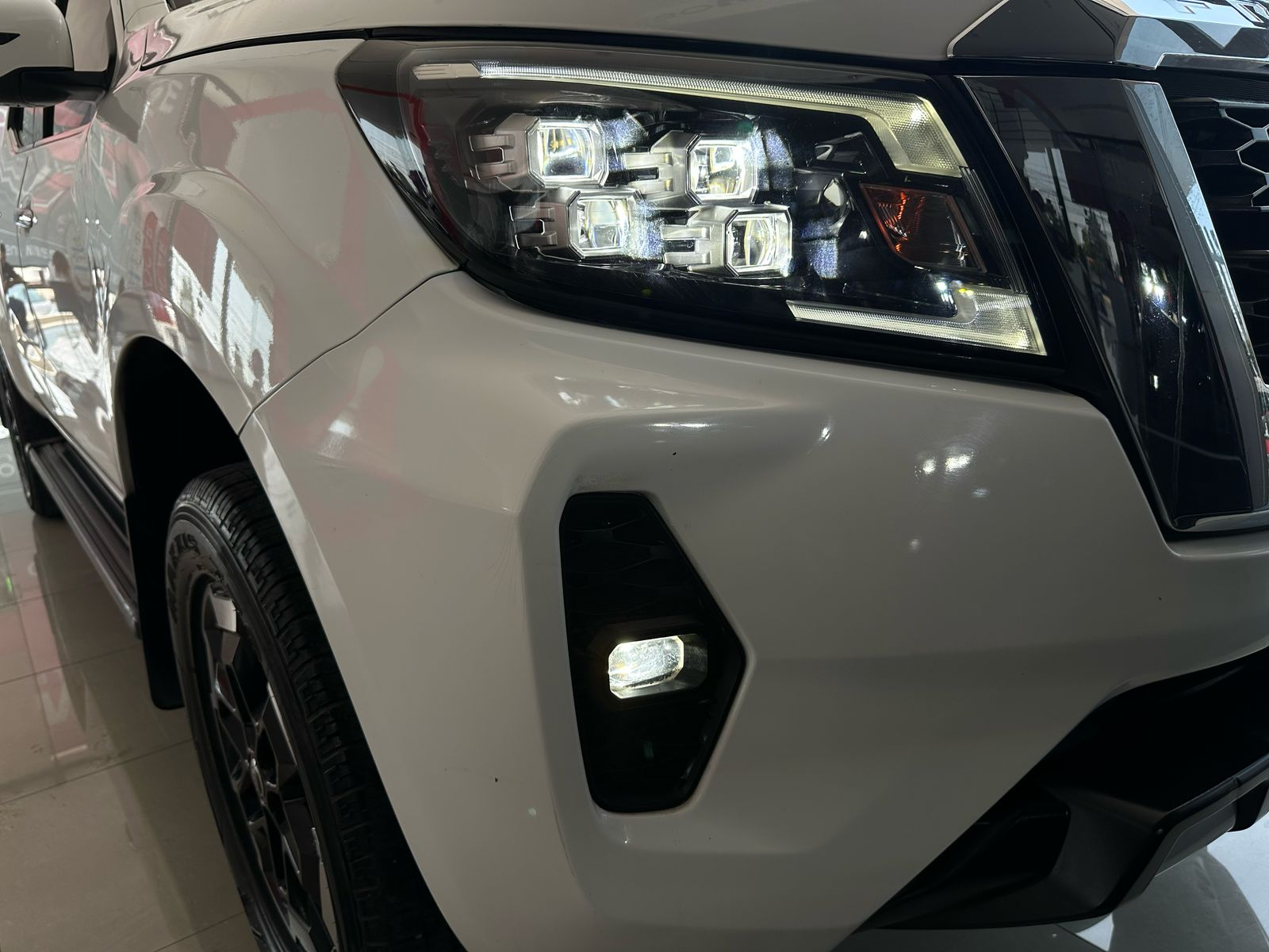 Nissan Comerciales Frontier y NP 300 Frontier Pick-Up 4 pts. Frontier LE, Doble Cab., L4, 2.5l, TM6, a/ac., VE, estribos, RA-17 (cambio de línea) 2021