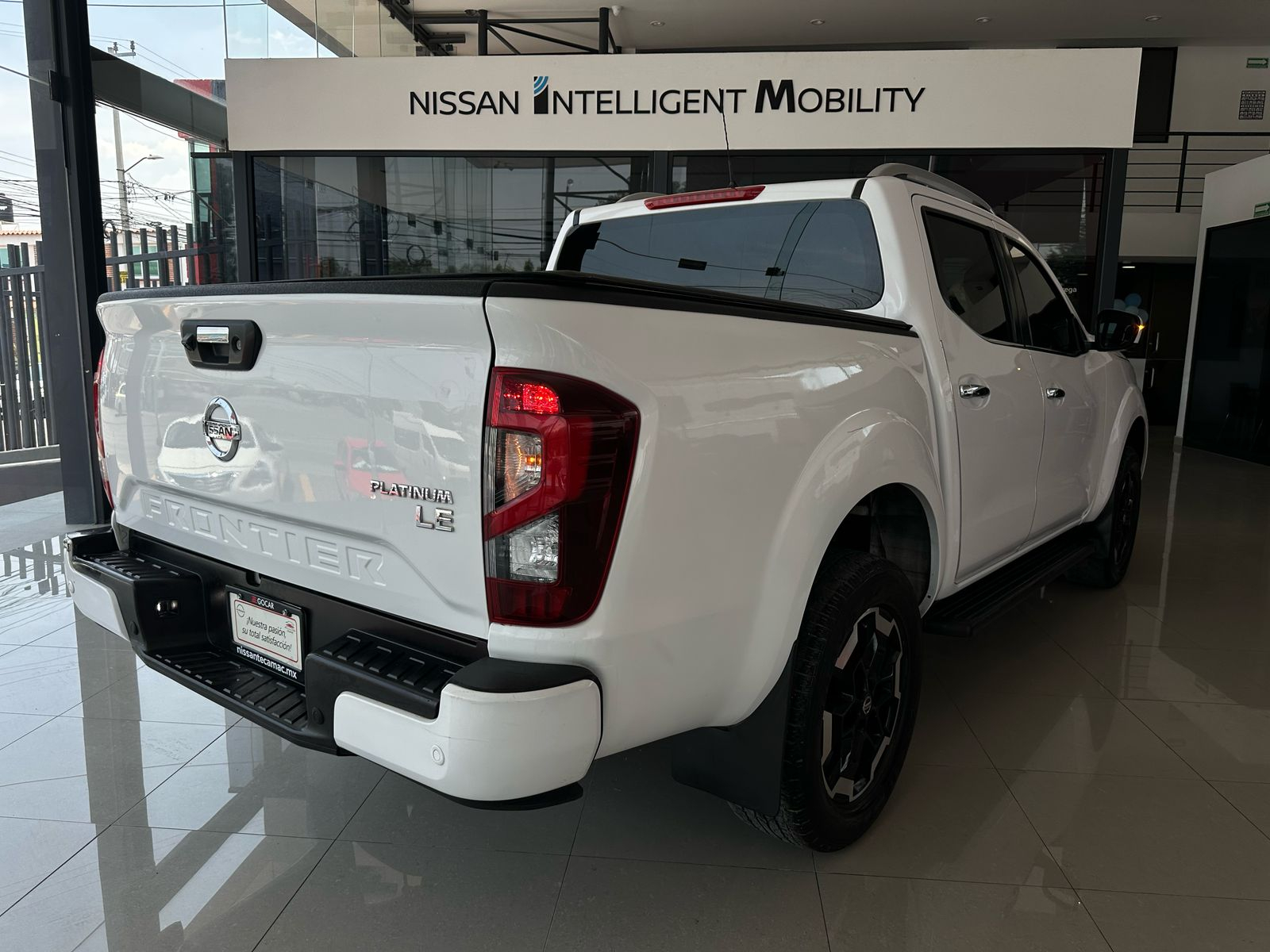 Nissan Comerciales Frontier y NP 300 Frontier Pick-Up 4 pts. Frontier LE, Doble Cab., L4, 2.5l, TM6, a/ac., VE, estribos, RA-17 (cambio de línea) 2021
