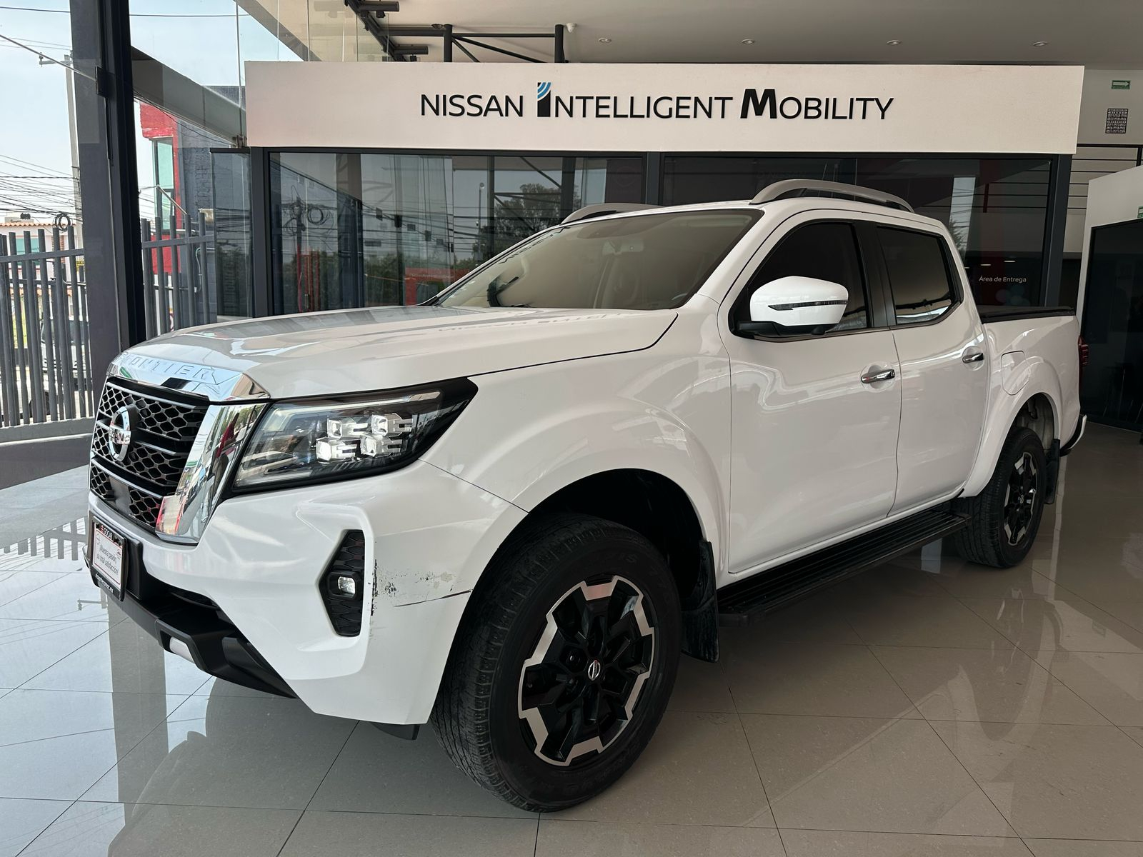 Nissan Comerciales Frontier y NP 300 Frontier Pick-Up 4 pts. Frontier LE, Doble Cab., L4, 2.5l, TM6, a/ac., VE, estribos, RA-17 (cambio de línea) 2021