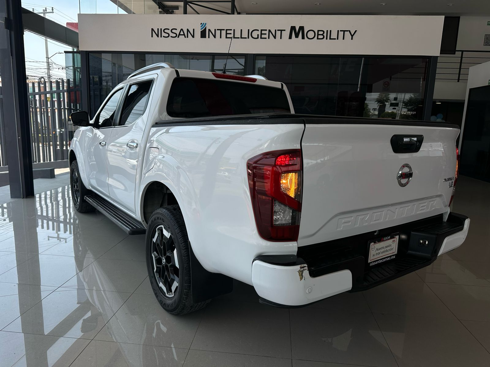 Nissan Comerciales Frontier y NP 300 Frontier Pick-Up 4 pts. Frontier LE, Doble Cab., L4, 2.5l, TM6, a/ac., VE, estribos, RA-17 (cambio de línea) 2021