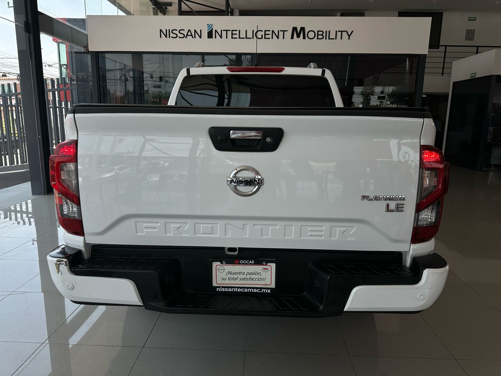 Nissan Comerciales Frontier y NP 300 Frontier Pick-Up 4 pts. Frontier LE, Doble Cab., L4, 2.5l, TM6, a/ac., VE, estribos, RA-17 (cambio de línea) 2021
