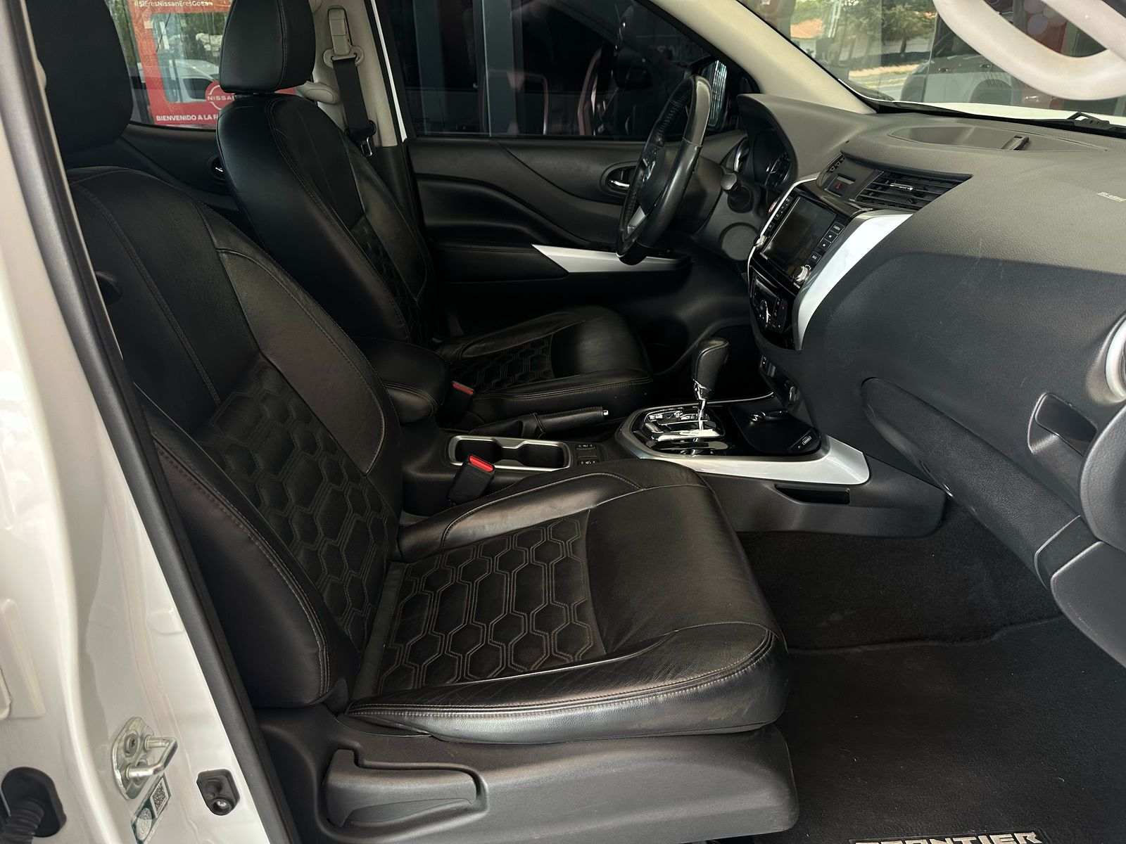 Nissan Comerciales Frontier y NP 300 Frontier Pick-Up 4 pts. Frontier LE, Doble Cab., L4, 2.5l, TM6, a/ac., VE, estribos, RA-17 (cambio de línea) 2021