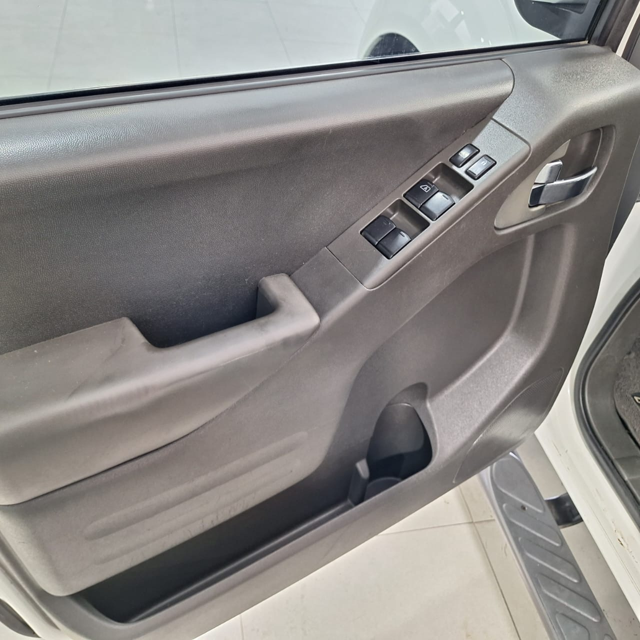 Nissan NP 300 Frontier Lateral izquierdo 14