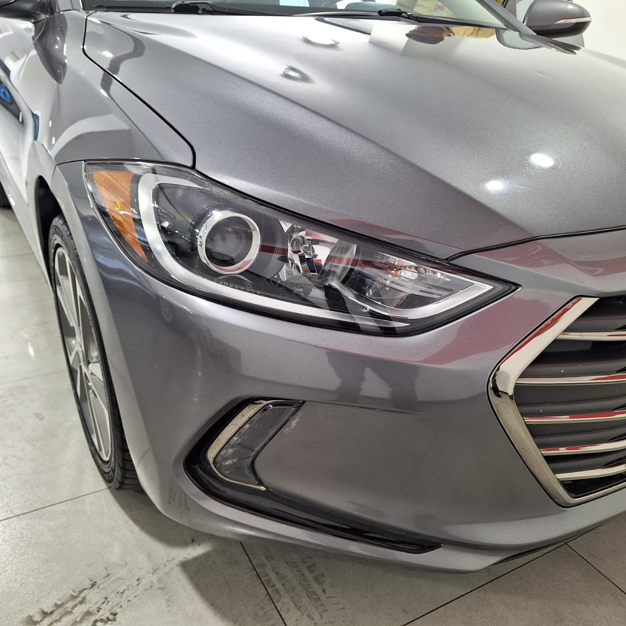 Hyundai Elantra Lateral izquierdo 11