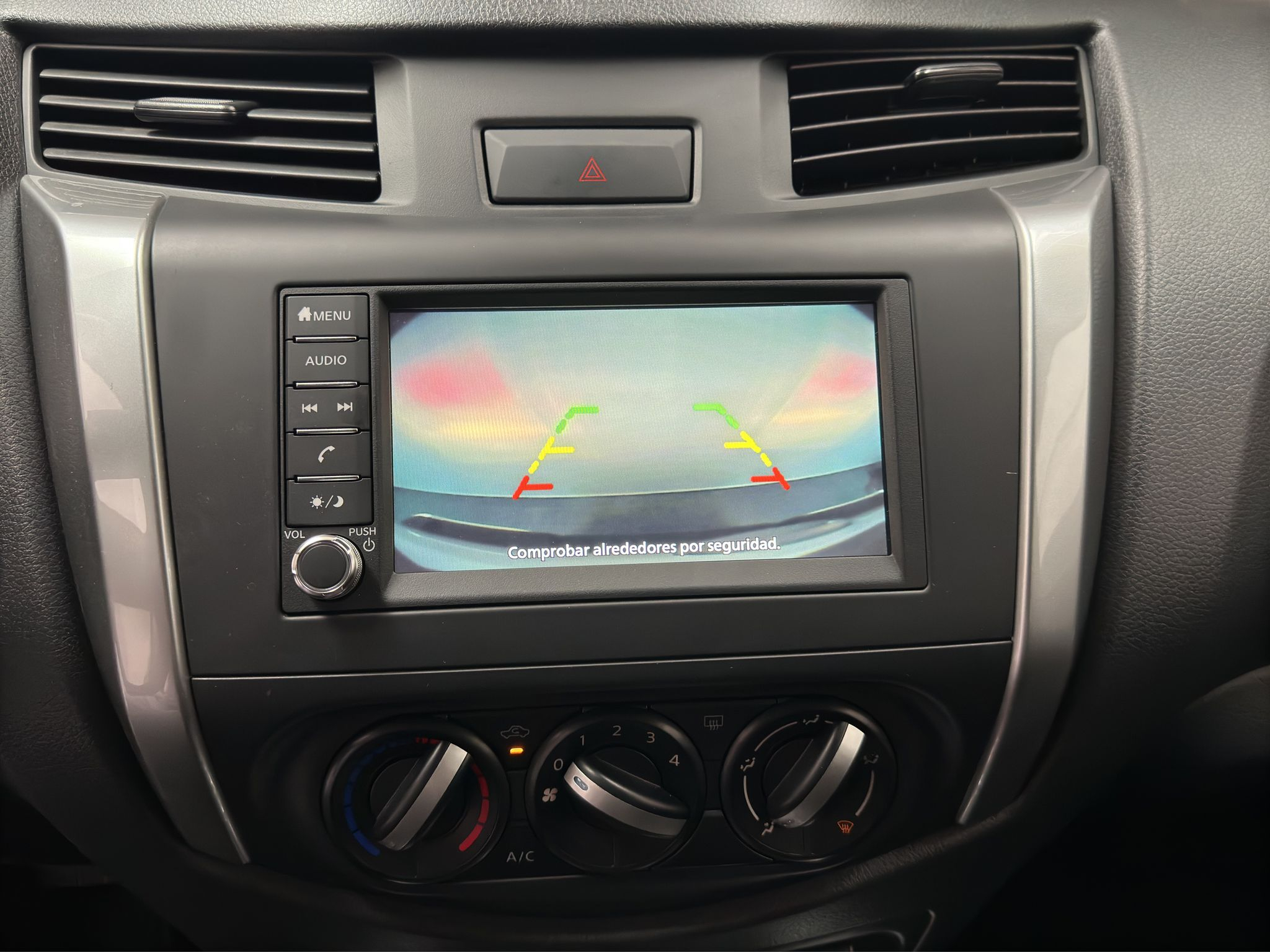 Nissan Comerciales Frontier y NP 300 Frontier Pick-Up Tablero 9