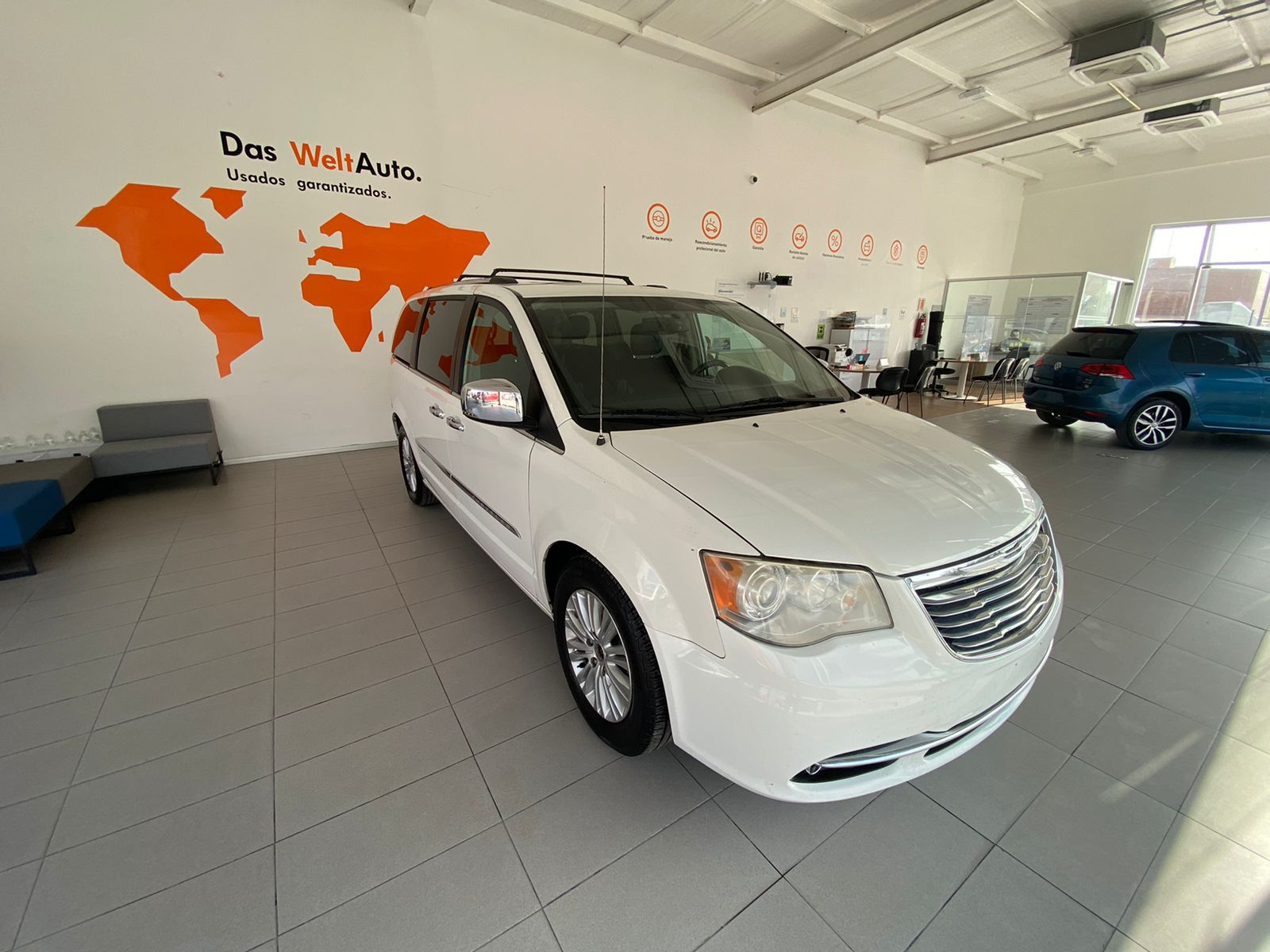 CHRYSLER-TOWN-AND-COUNTRY-2013
