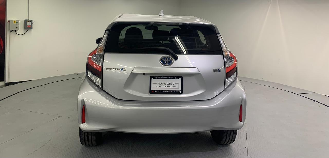 Toyota PRIUS C Lateral derecho 6