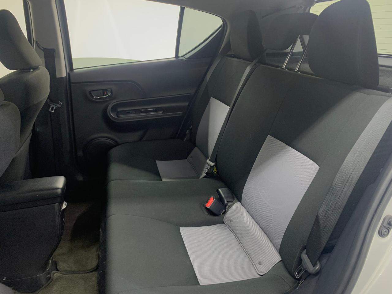 Toyota PRIUS C Lateral derecho 22