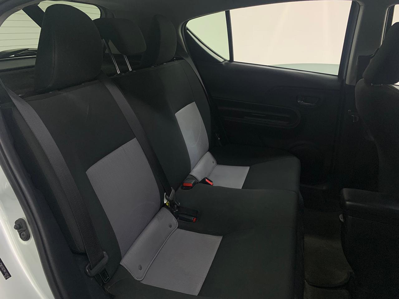 Toyota PRIUS C Arriba 19