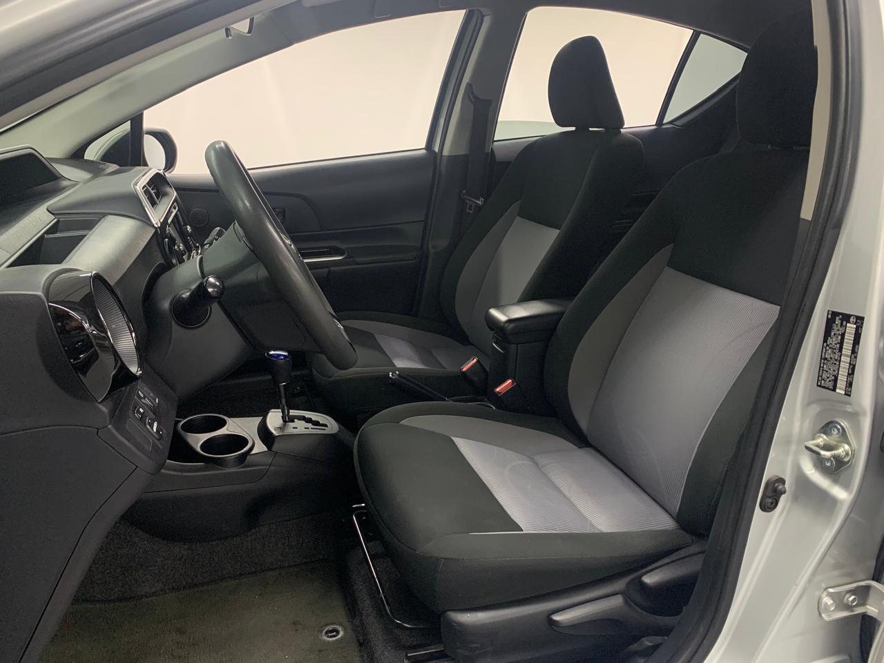 Toyota PRIUS C Atrás 21